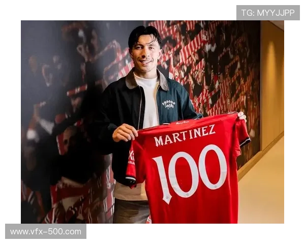 利桑德罗·马丁内斯完成曼联百场里程碑，获赠纪念球衣