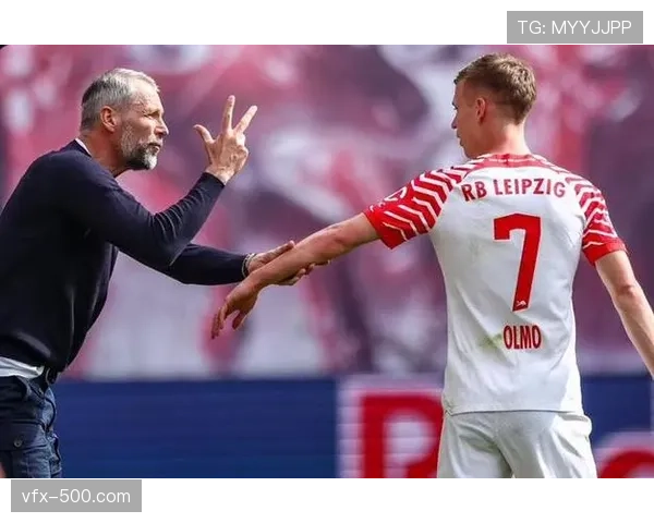 花絮：莱比锡中场奥尔莫进球后，向看台上的家人做出爱心手势